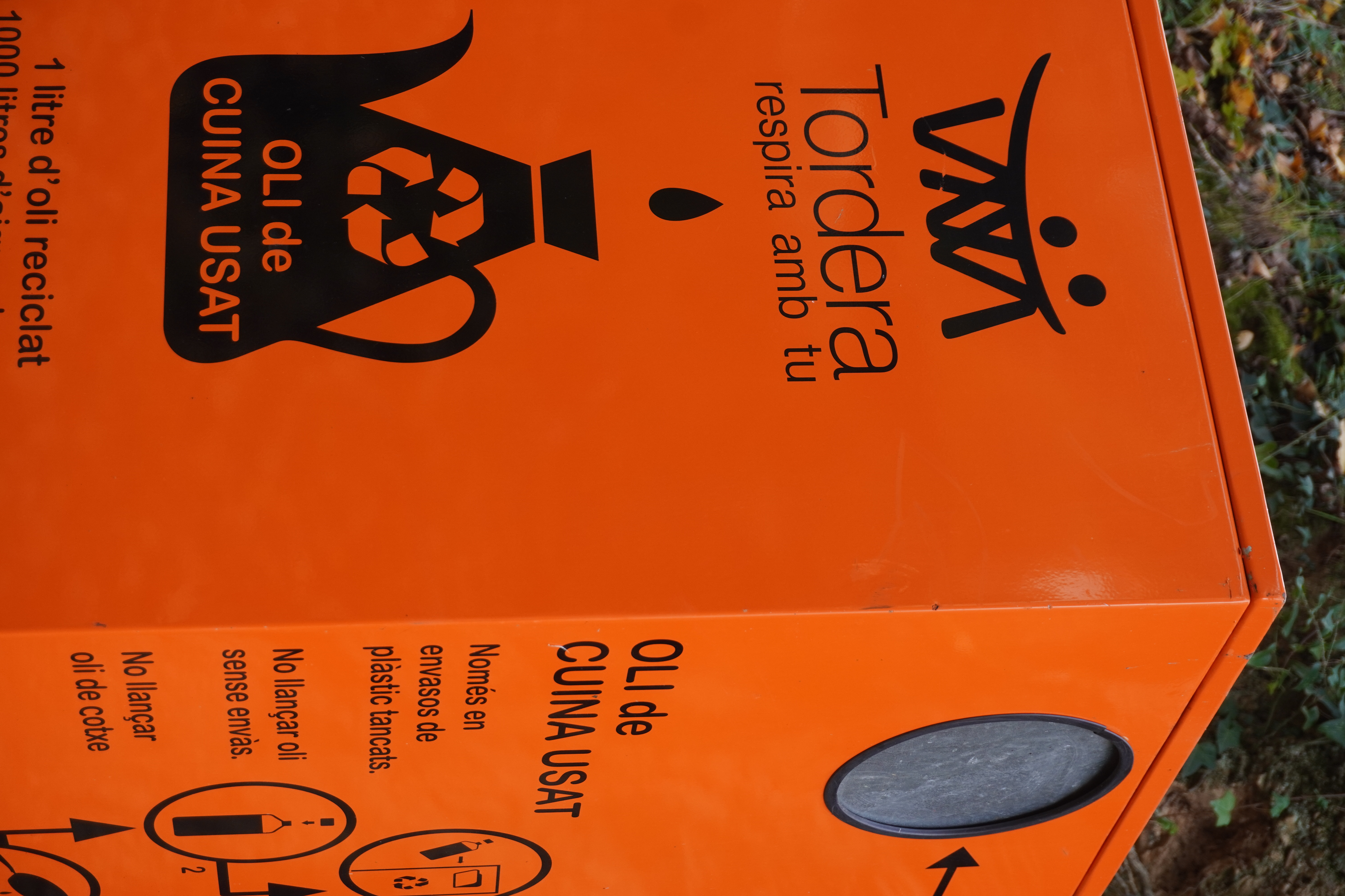 Instal·lats 5 nous contenidors per dipositar l'oli de cuina usat