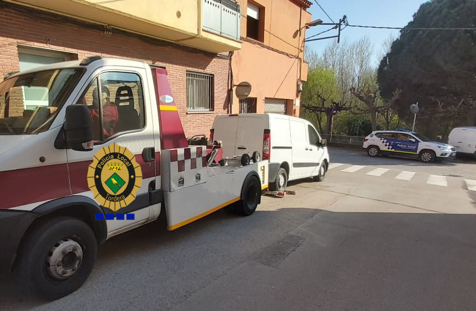 La Policia Local de Tordera recorda quin és el procés que s'ha de seguir per demanar la petició de retirada de vehicles abandonats a la via pública